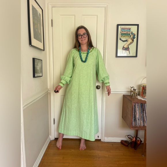 70s Vintage Lime Green Cotton Blend Caftan with Embroidered Flowers - Picture 4 of 8
